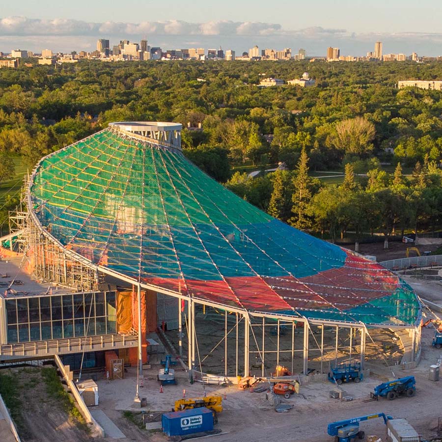 Vue aérienne du bâtiment et de la forêt derrière