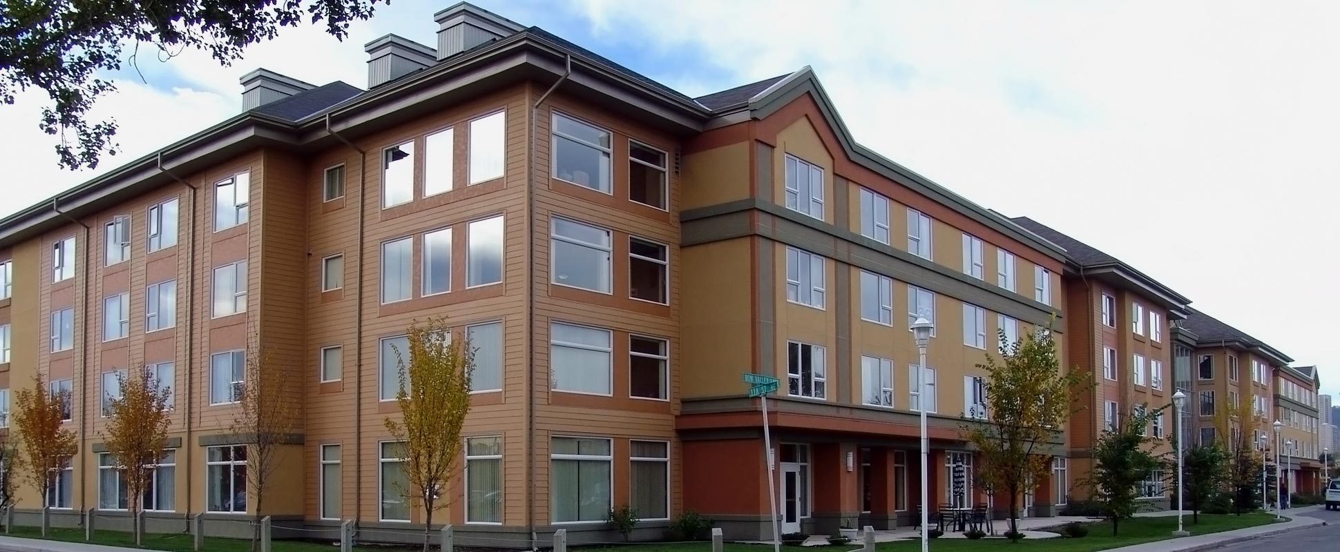 Wide view of Aspen Lodge exterior