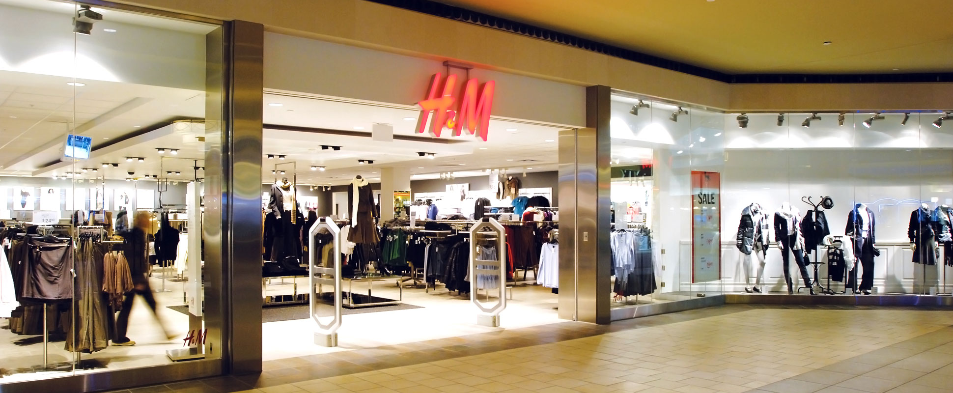 H&M Store mall entrance